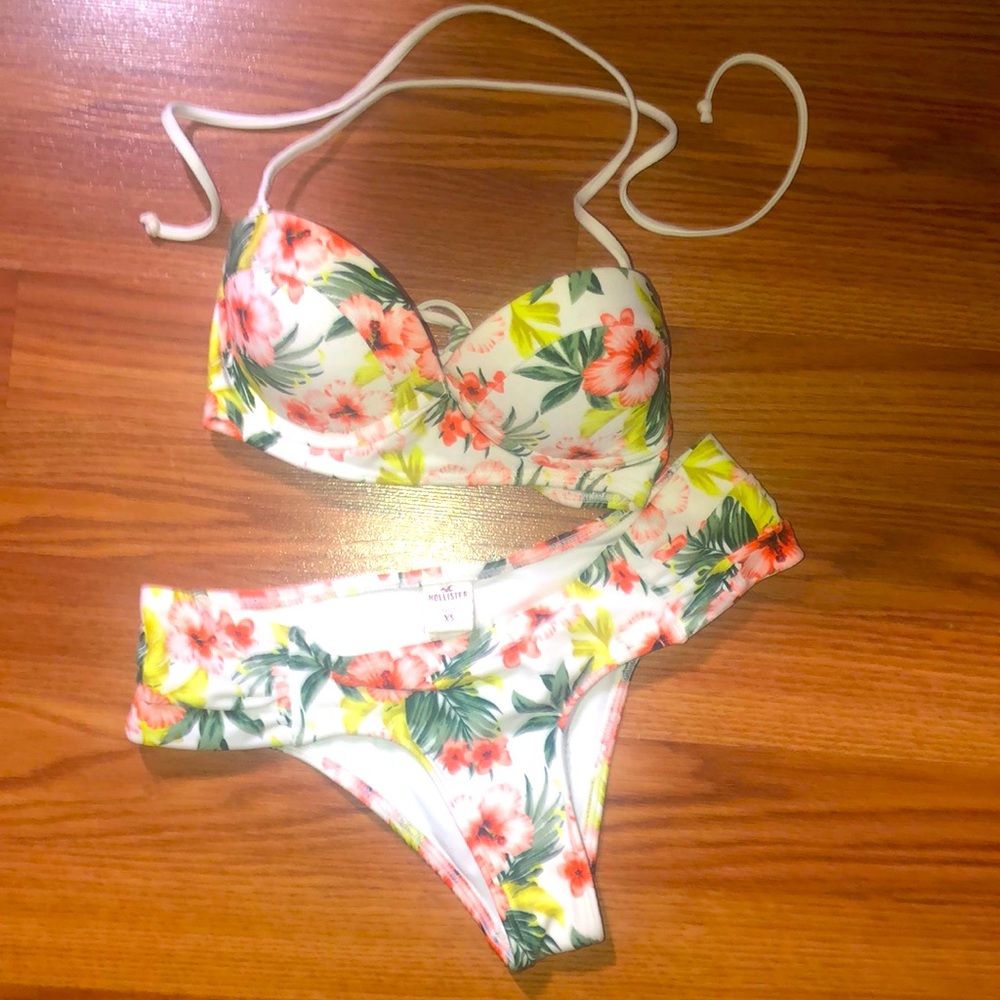 Hollister bathing suit 🥰💕🌺